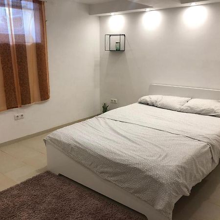 Bescheidene Untergeschoss Wohnung In Guter Lage. โคโลญ ภายนอก รูปภาพ