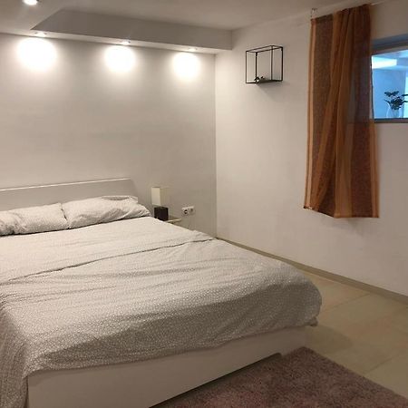 Bescheidene Untergeschoss Wohnung In Guter Lage. โคโลญ ภายนอก รูปภาพ