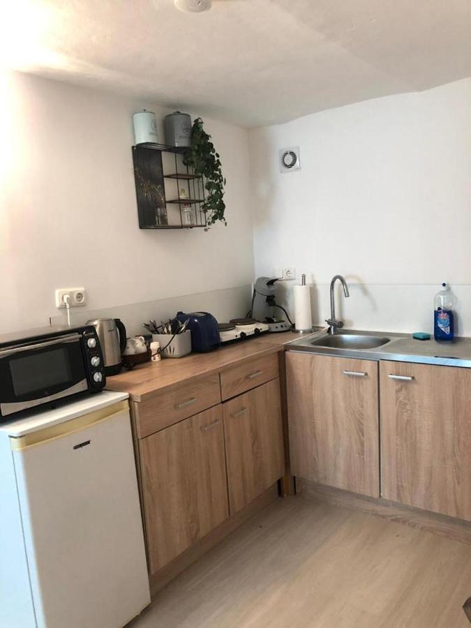 Bescheidene Untergeschoss Wohnung In Guter Lage. โคโลญ ภายนอก รูปภาพ