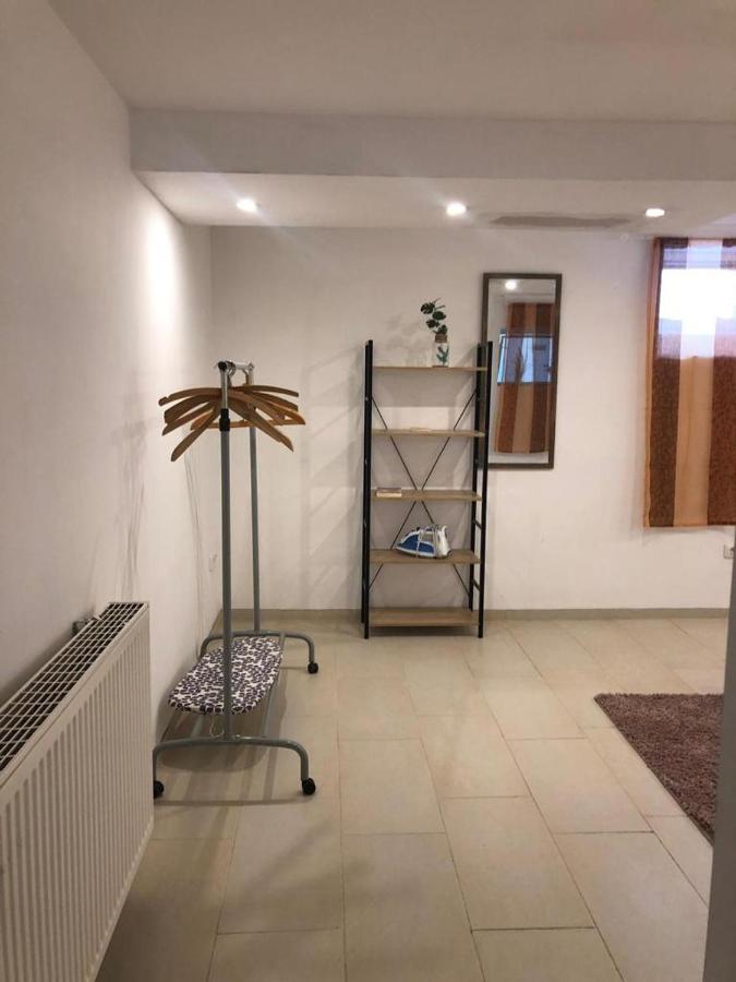 Bescheidene Untergeschoss Wohnung In Guter Lage. โคโลญ ภายนอก รูปภาพ
